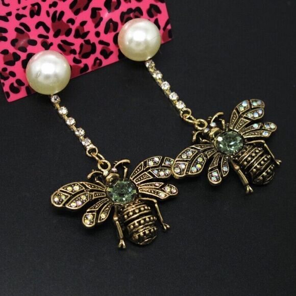 🐝 Betsey Johnson stunning & unique honey bee sparkling dangle earrings 🐝 - Picture 2 of 8
